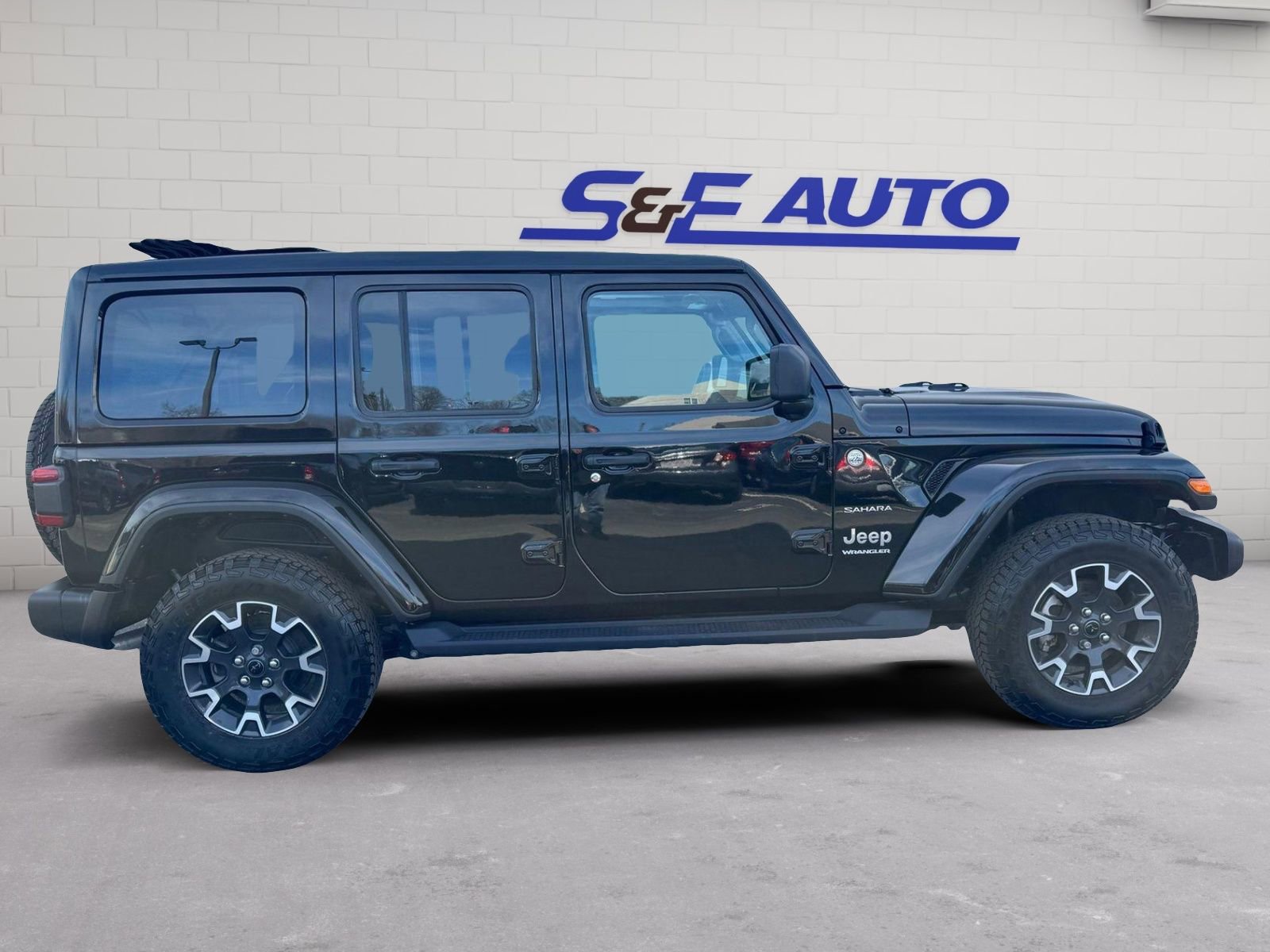 Used 2024 Jeep Wrangler Sahara w/ Technology Group AWD/4WD image 7