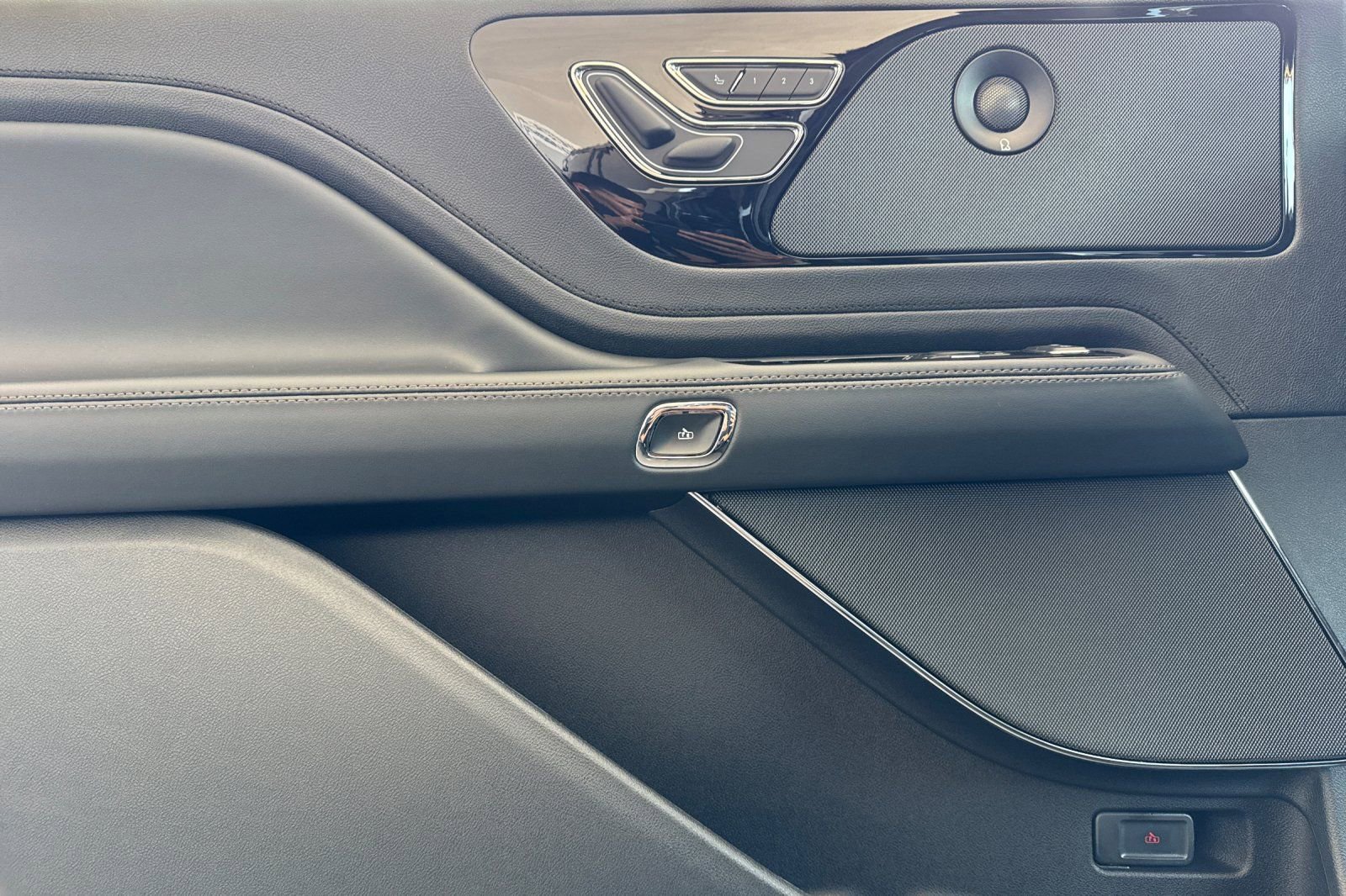 New 2025 Lincoln Aviator 2WD w/ Equipment Group 101A image 10