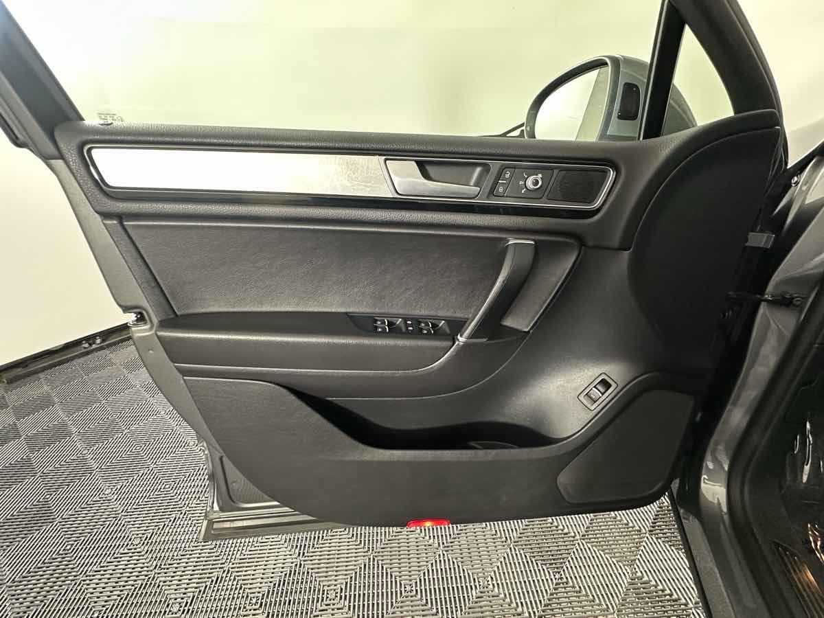Used 2017 Volkswagen Touareg Wolfsburg Edition image 15