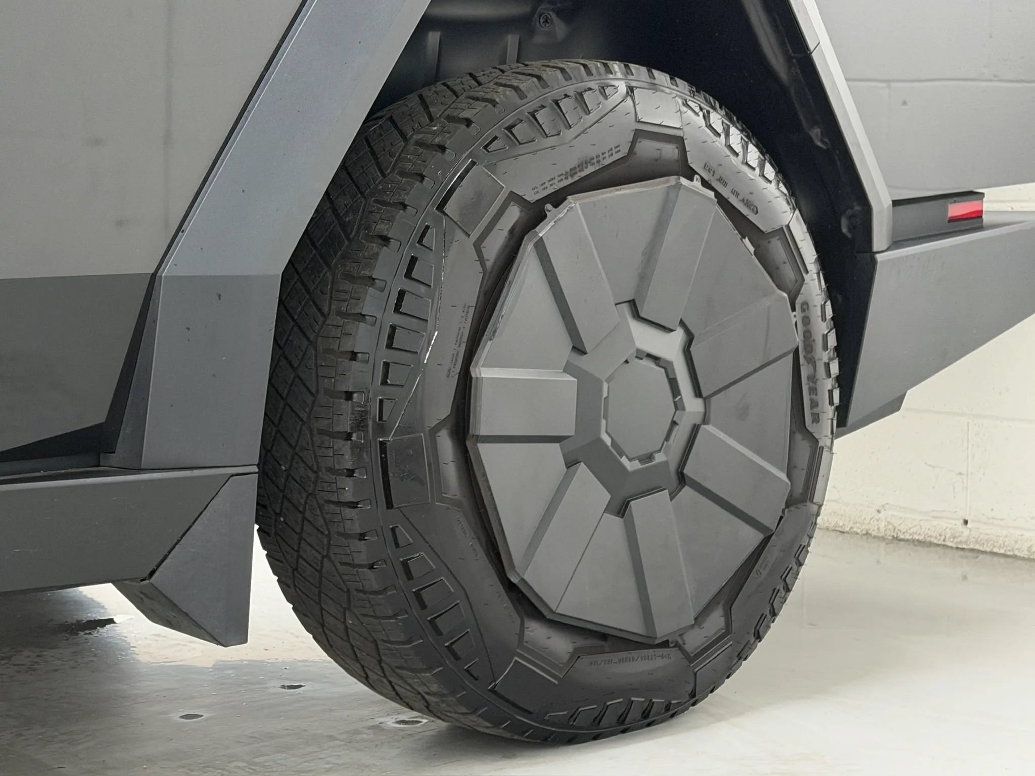 Used 2025 Tesla Cybertruck 2WD Crew Cab image 91