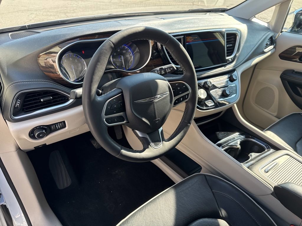 Used 2023 Chrysler Pacifica Limited image 2