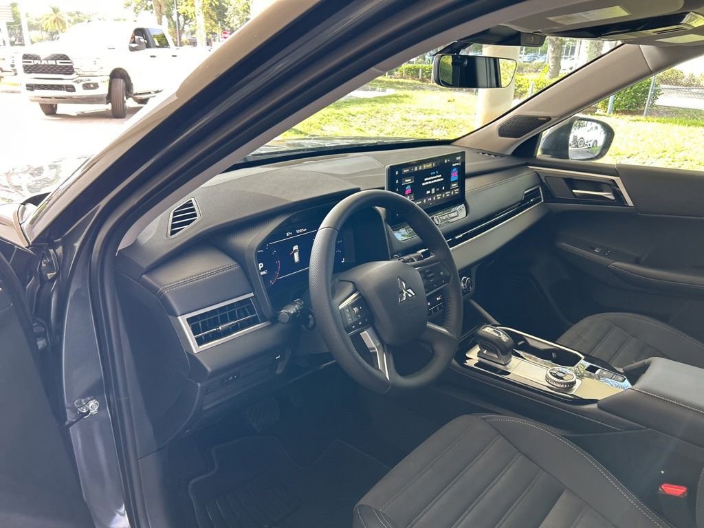 New 2025 Mitsubishi Outlander SE image 6