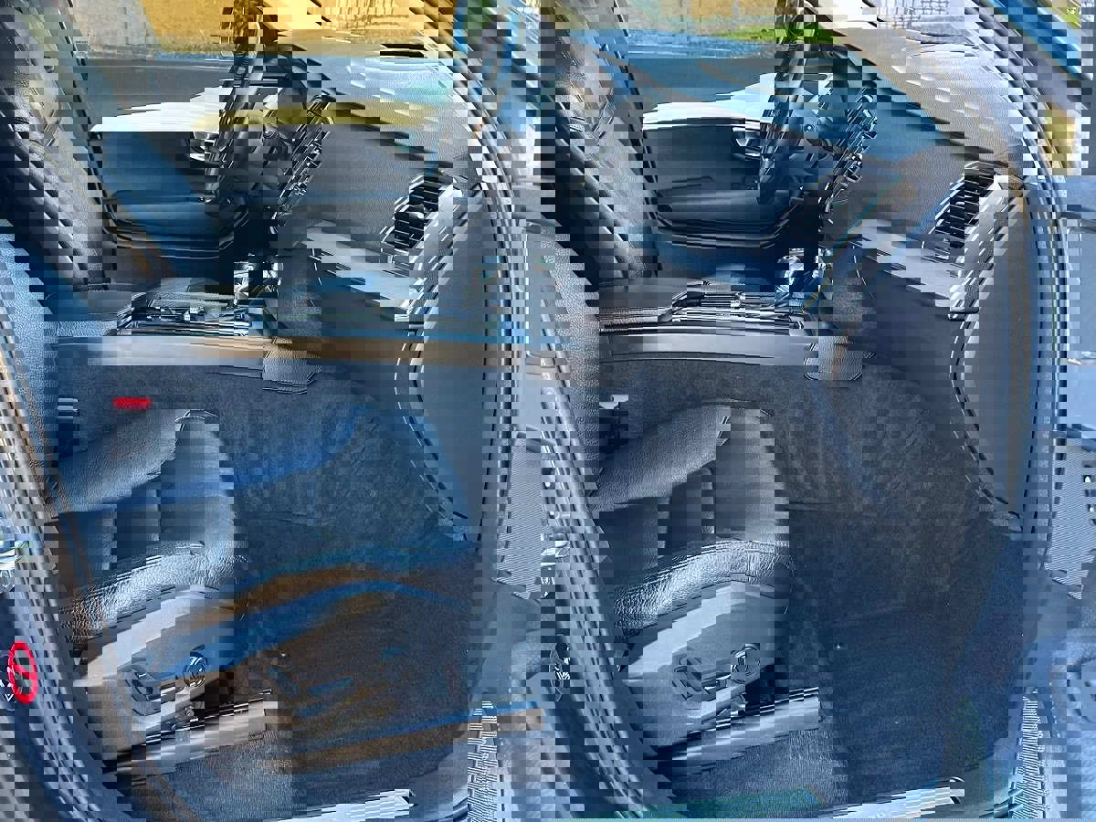 Used 2018 Volvo XC90 T5 Momentum w/ Convenience Package image 16