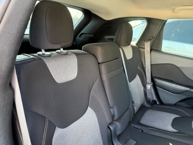 Used 2016 Jeep Cherokee Sport FWD image 16