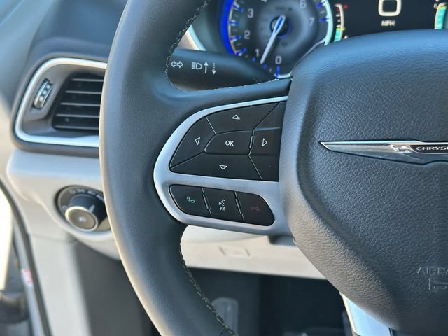 Used 2024 Chrysler Pacifica Touring-L FWD image 14