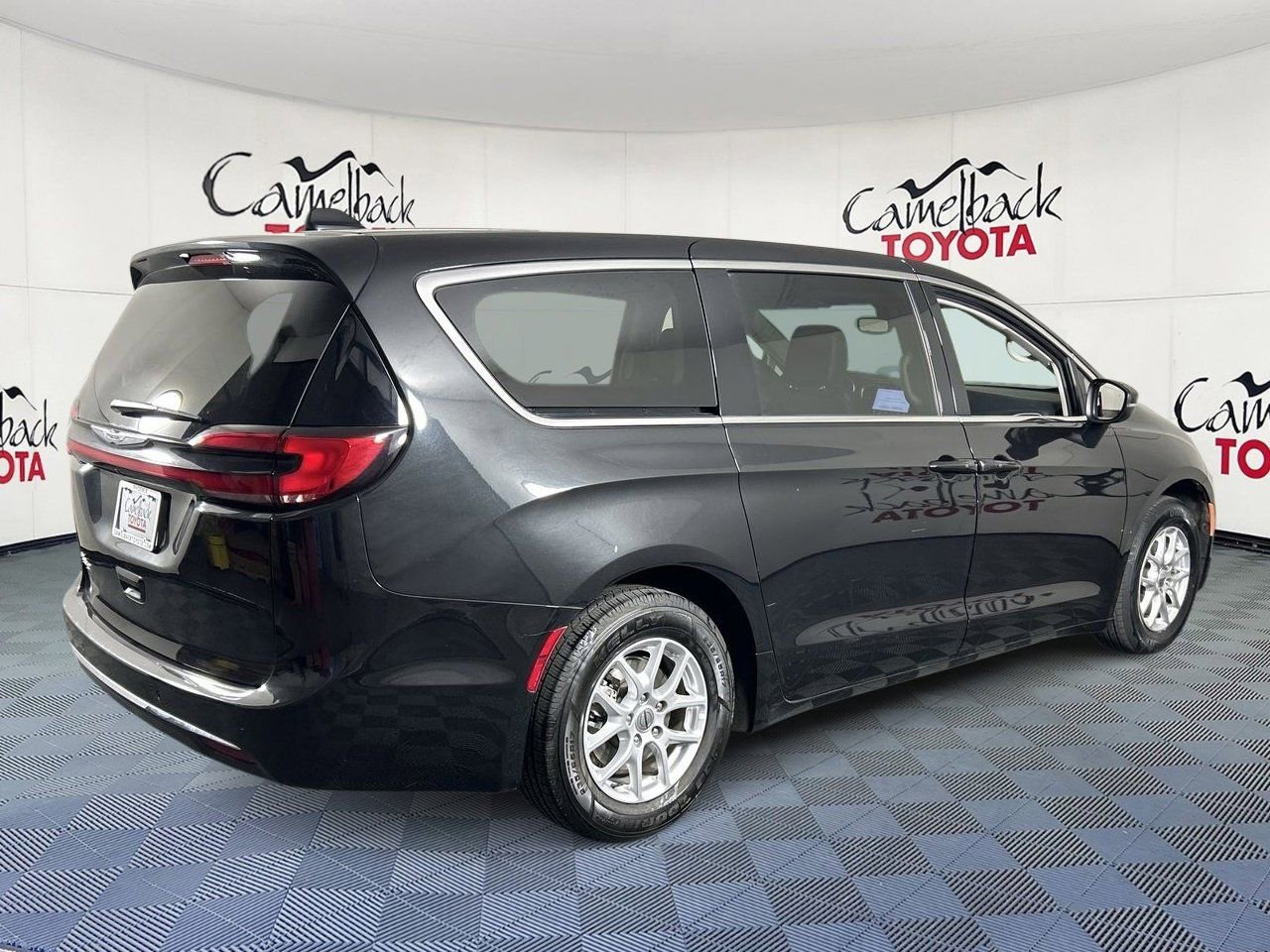 Used 2023 Chrysler Pacifica Touring-L image 7