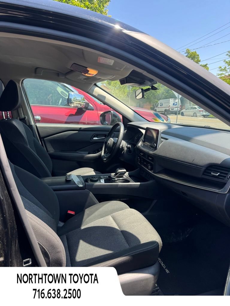 Used 2025 Nissan Rogue SV AWD/4WD image 13