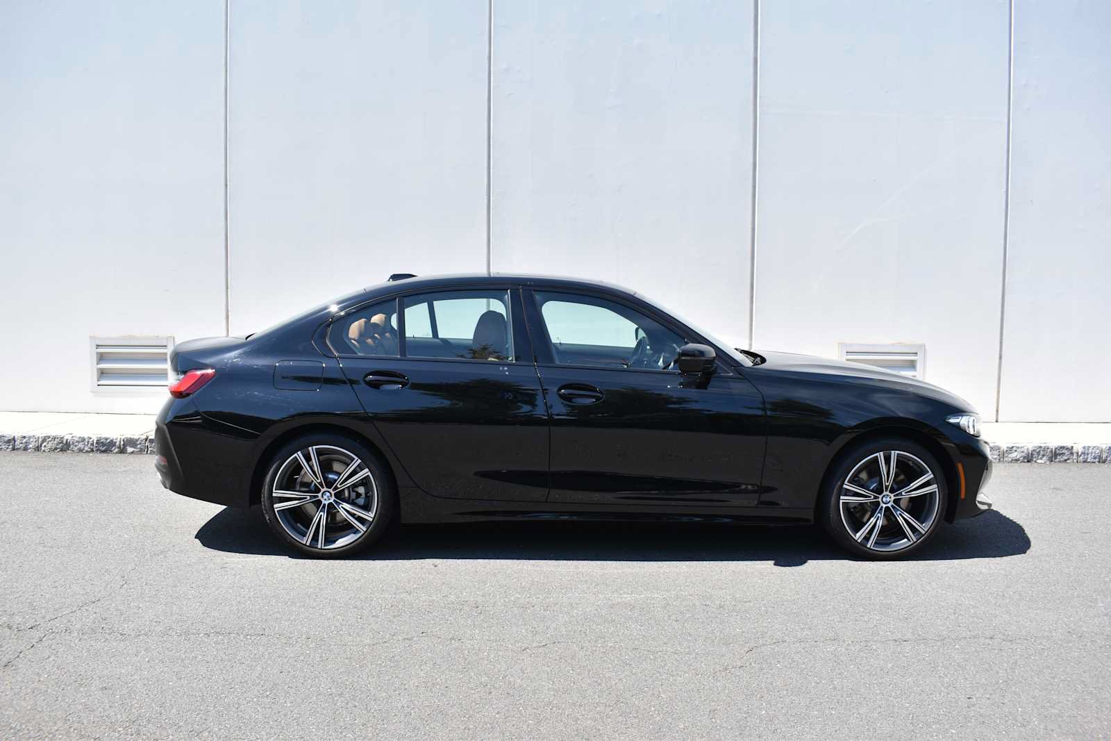 Used 2023 BMW 330i xDrive Sedan w/ Premium Package AWD/4WD image 4