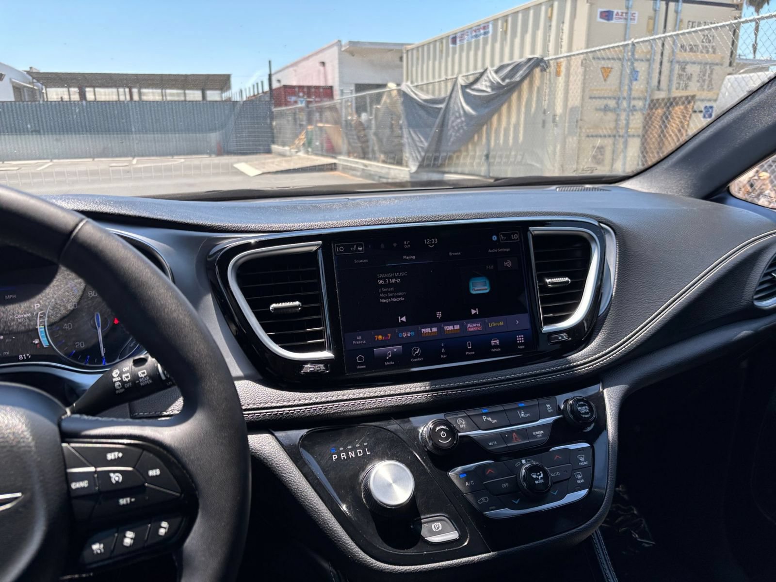 Used 2025 Chrysler Pacifica Limited FWD image 17