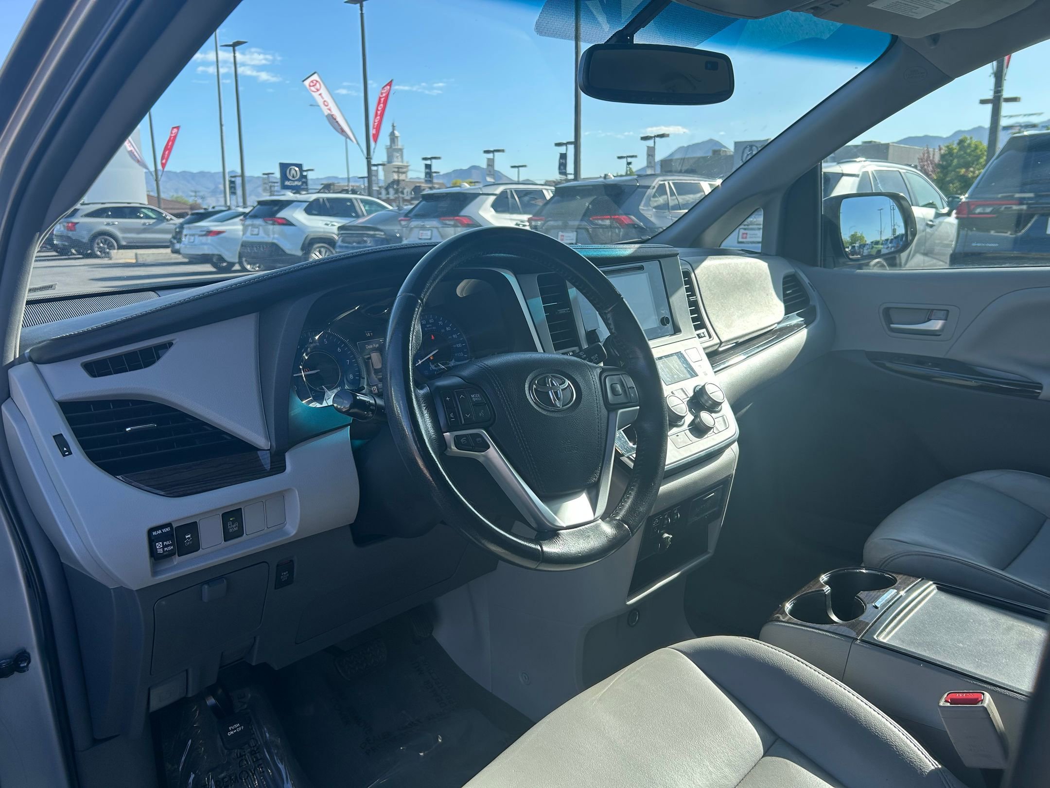 Used 2016 Toyota Sienna XLE FWD image 11