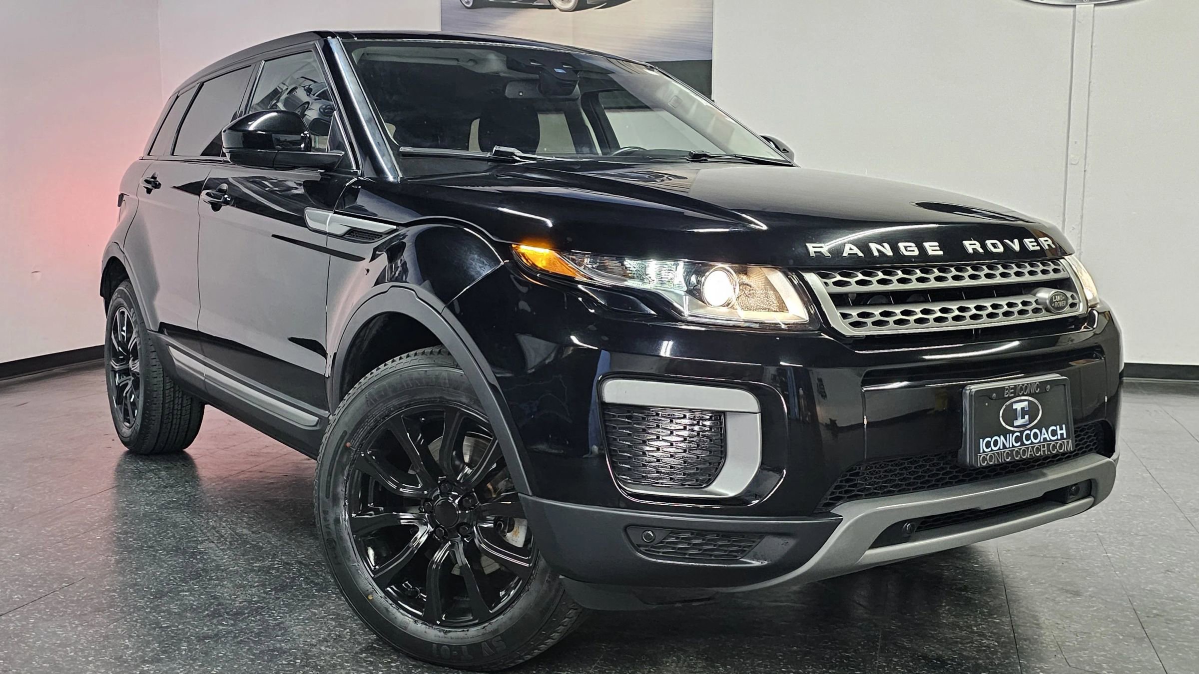 Used 2017 Land Rover Range Rover Evoque SE AWD/4WD image 2