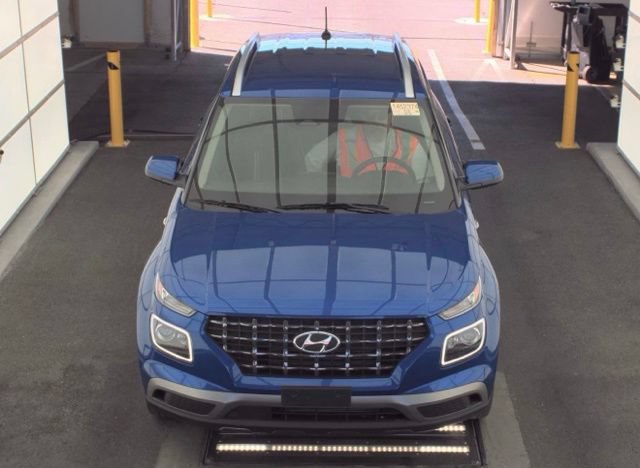 Used 2025 Hyundai Venue Limited FWD image 2