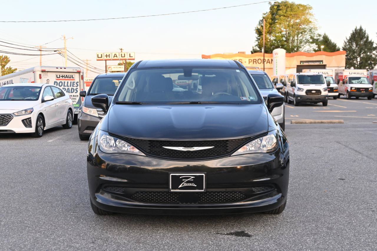 Used 2021 Chrysler Voyager LX FWD image 5