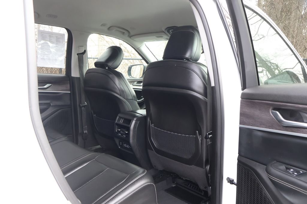 Used 2024 Jeep Grand Cherokee Limited image 45