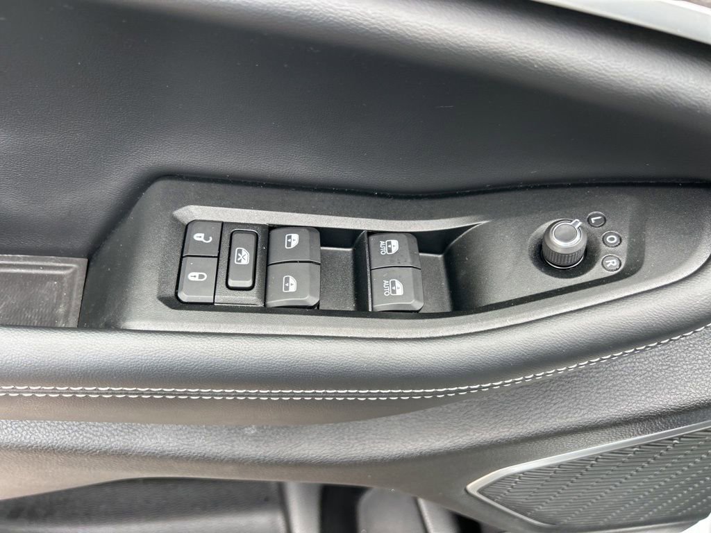 Used 2025 Jeep Grand Cherokee L Limited w/ Black Appearance Package AWD/4WD image 24