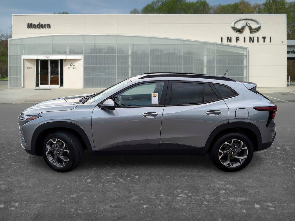 Used 2025 Chevrolet Trax LT FWD image 6