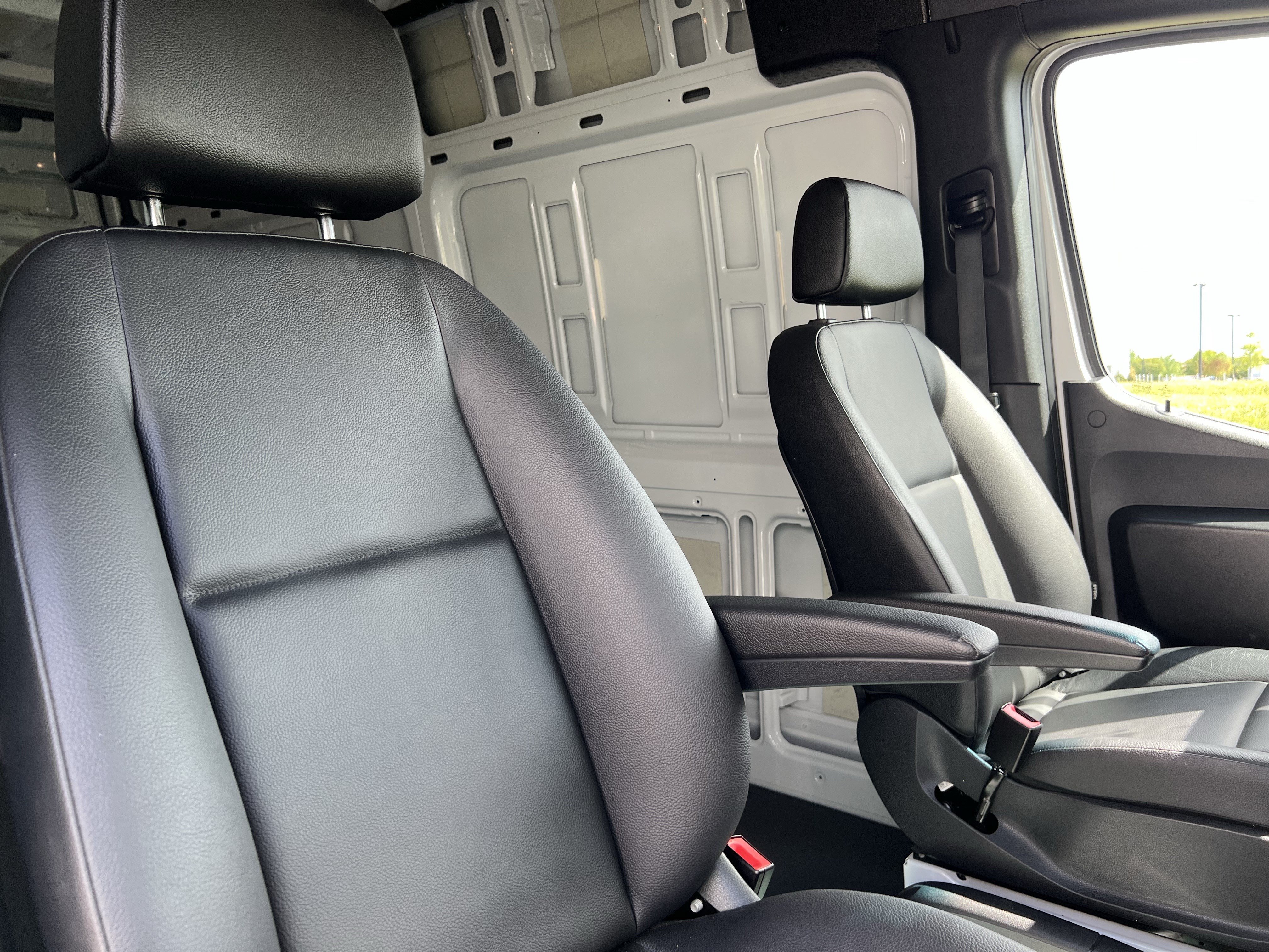 Used 2022 Mercedes-Benz Sprinter 2500 image 35