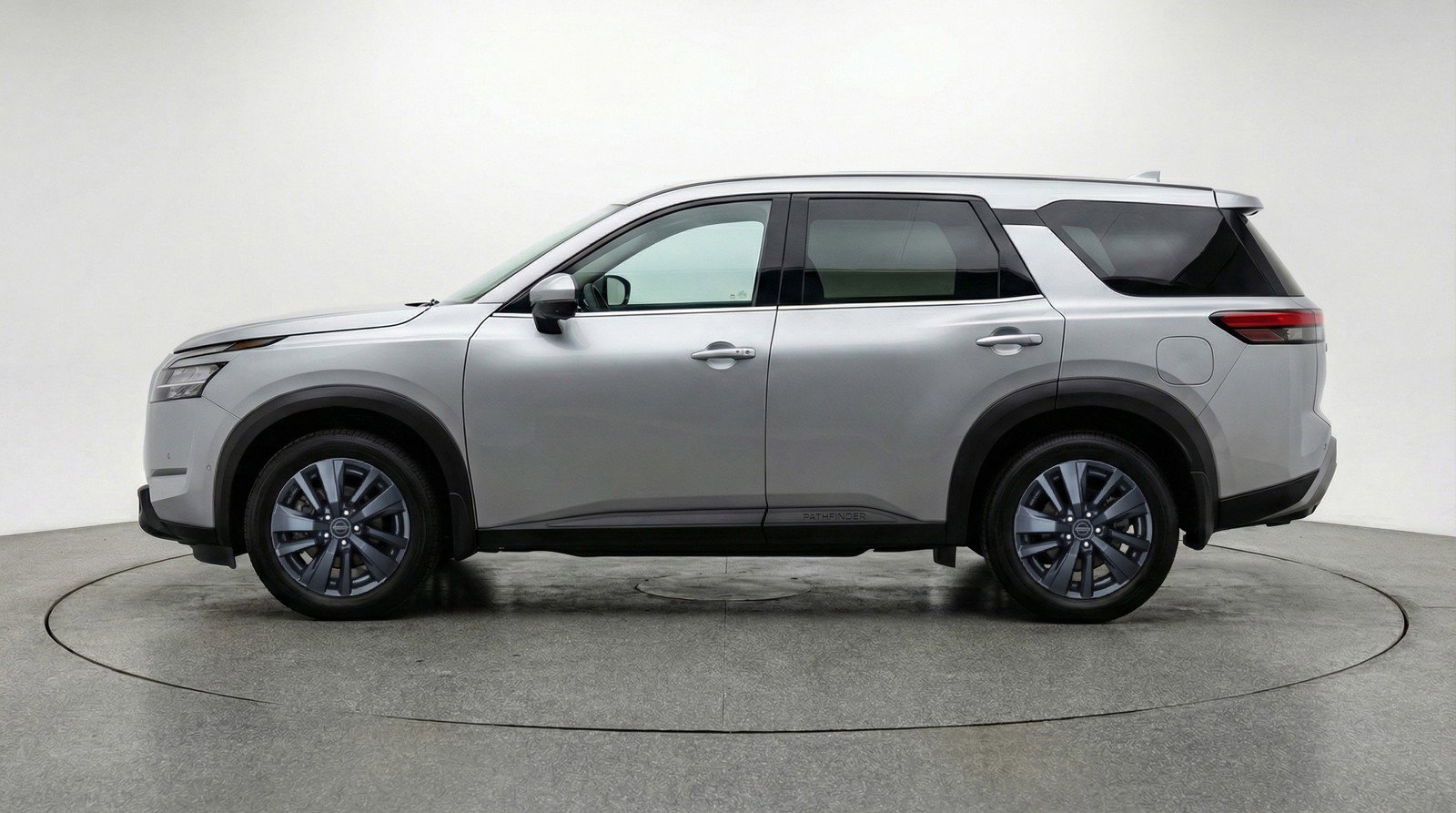 Used 2025 Nissan Pathfinder SV FWD image 5