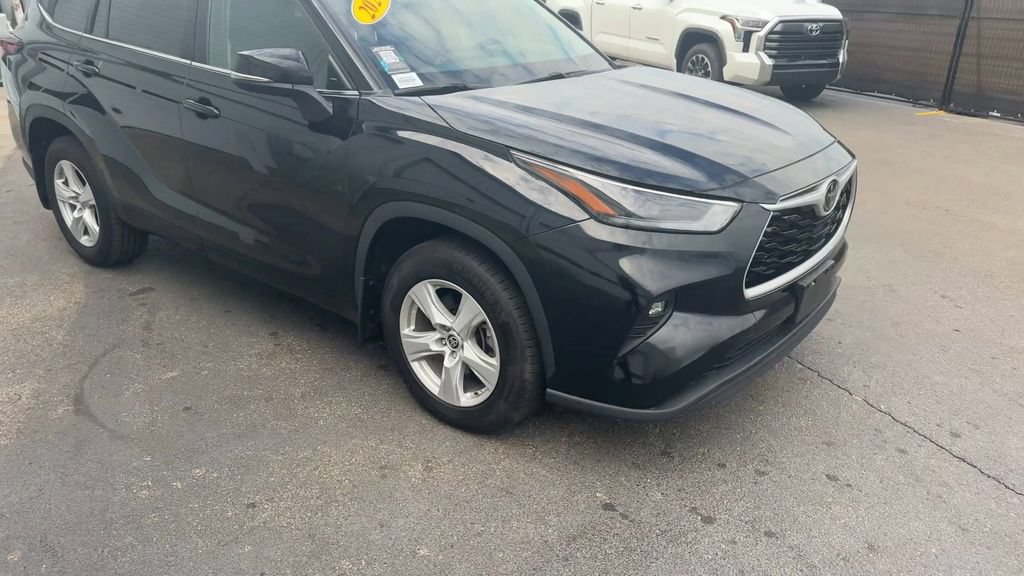Used 2024 Toyota Highlander LE AWD/4WD image 3