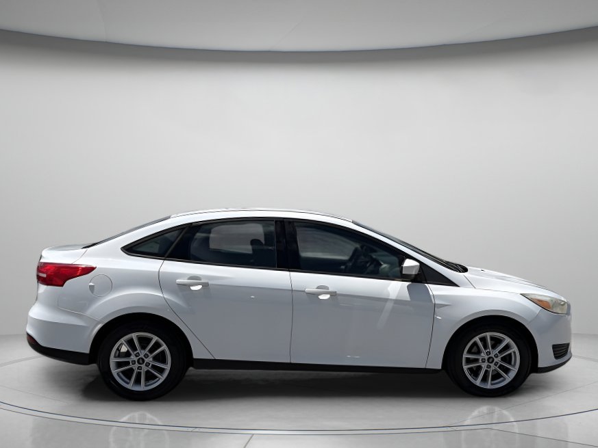 Used 2018 Ford Focus SE FWD image 2