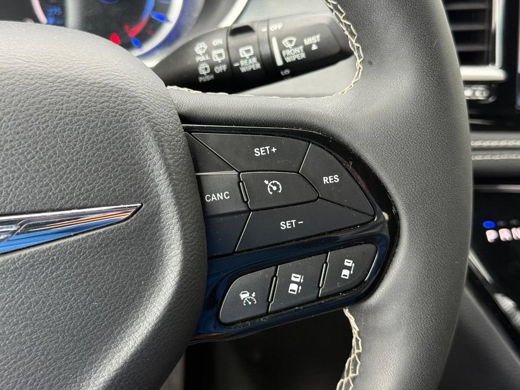 Used 2024 Chrysler Pacifica Limited FWD image 16