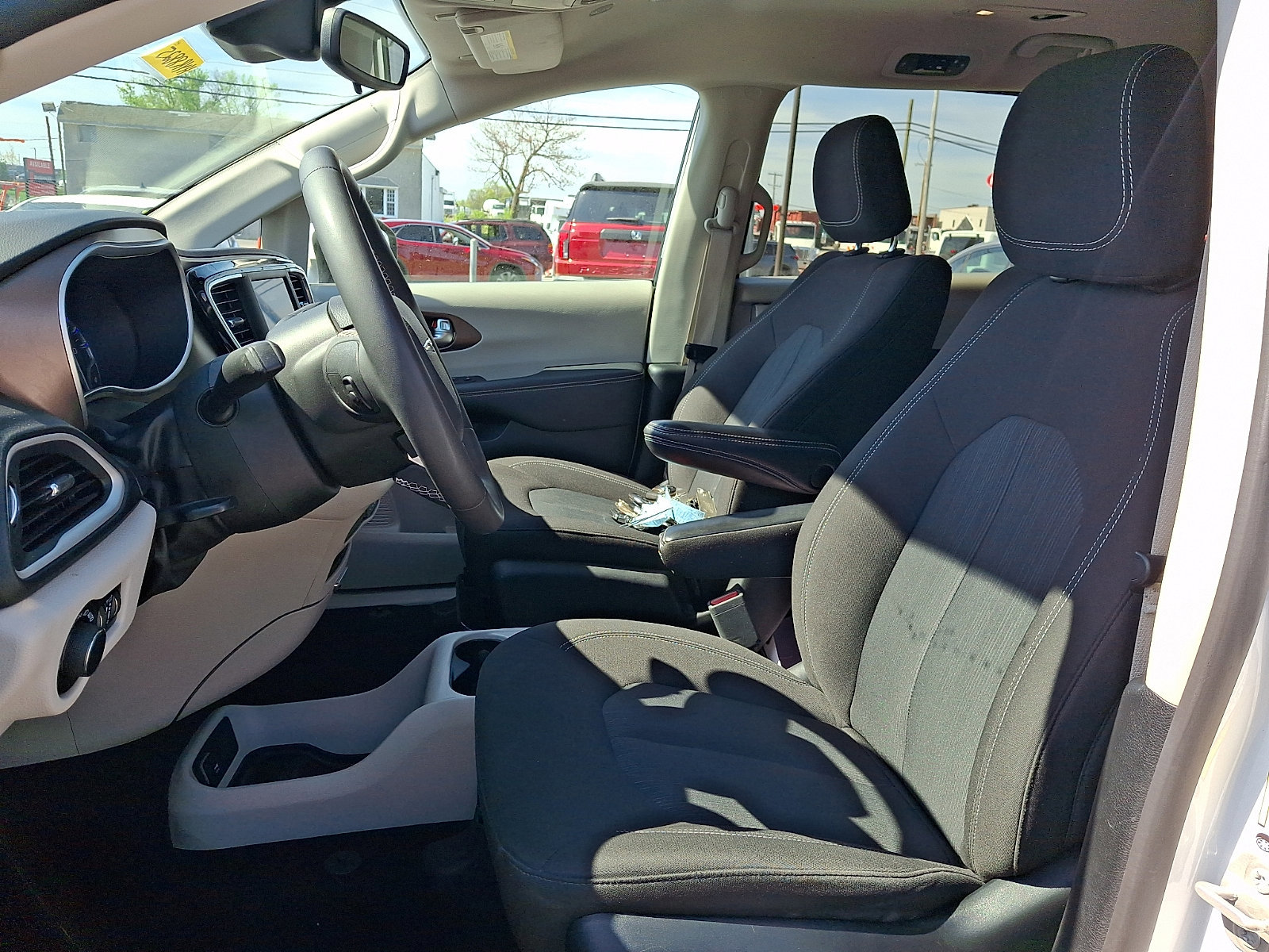 Used 2023 Chrysler Voyager LX FWD image 14