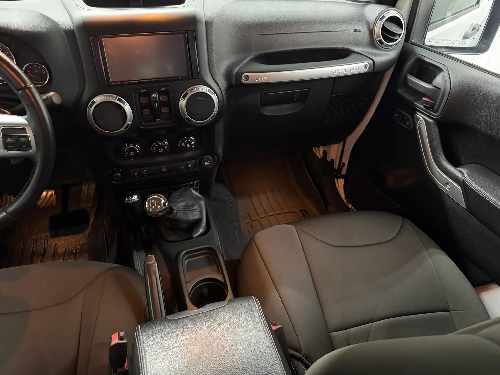 Used 2015 Jeep Wrangler Unlimited Rubicon AWD/4WD image 23