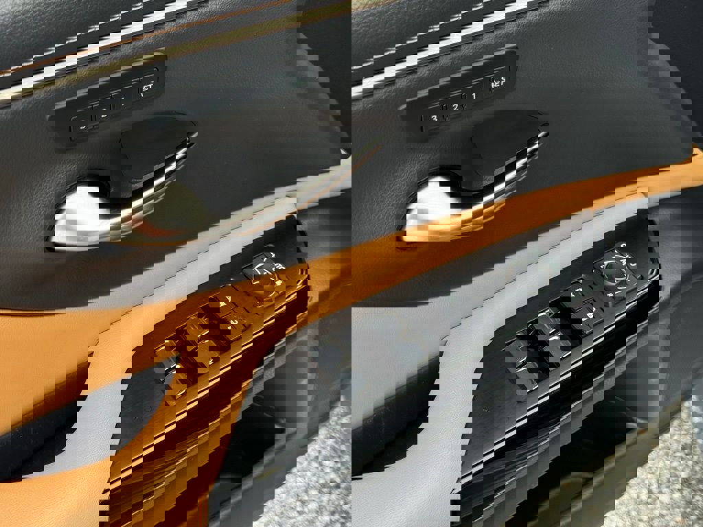 Used 2022 Lexus ES 350 w/ Premium Package image 22