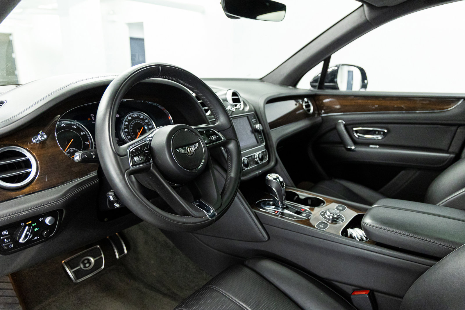 Used 2020 Bentley Bentayga image 28