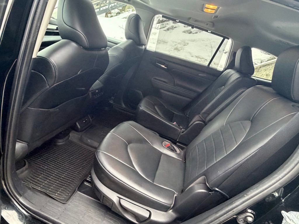 Used 2020 Toyota Highlander XLE image 19