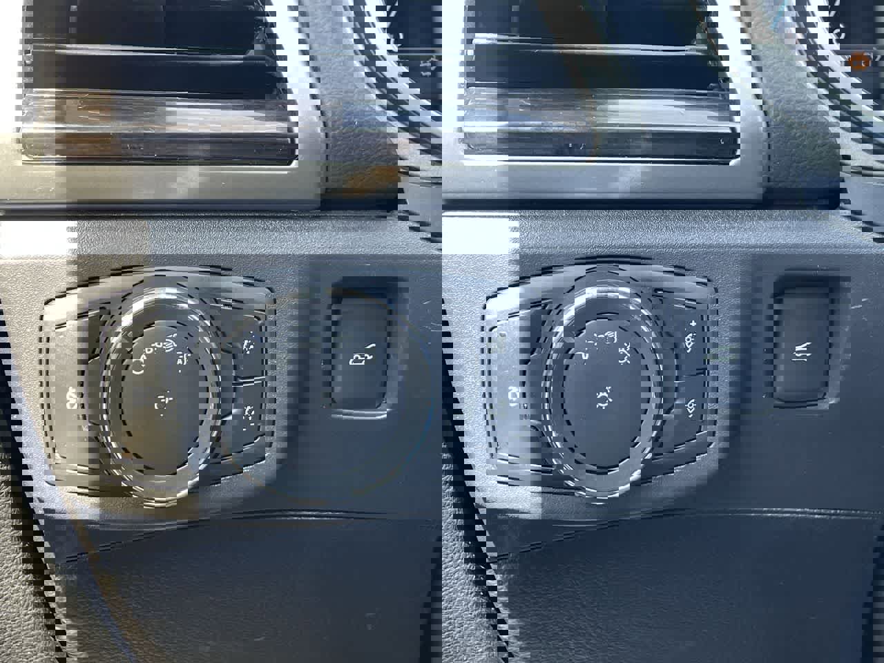 Used 2016 Ford Fusion SE w/ Equipment Group 202A image 28