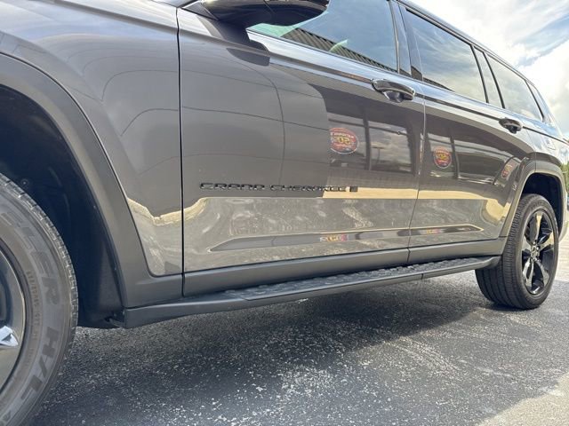 Used 2023 Jeep Grand Cherokee L Laredo AWD/4WD image 5
