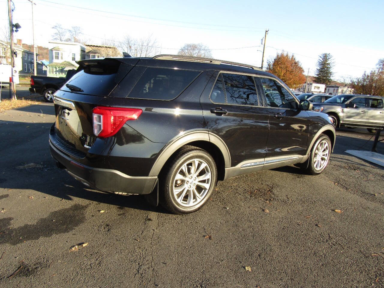 Used 2020 Ford Explorer XLT w/ Equipment Group 202A image 5