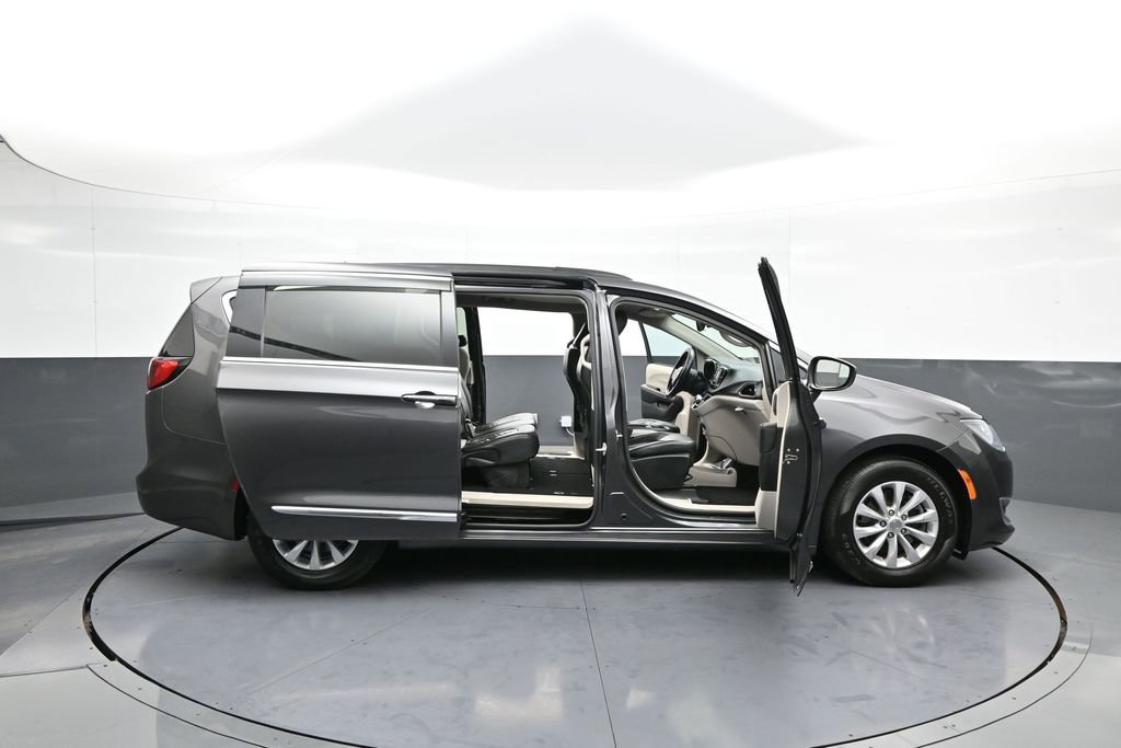 Used 2017 Chrysler Pacifica Touring-L image 42
