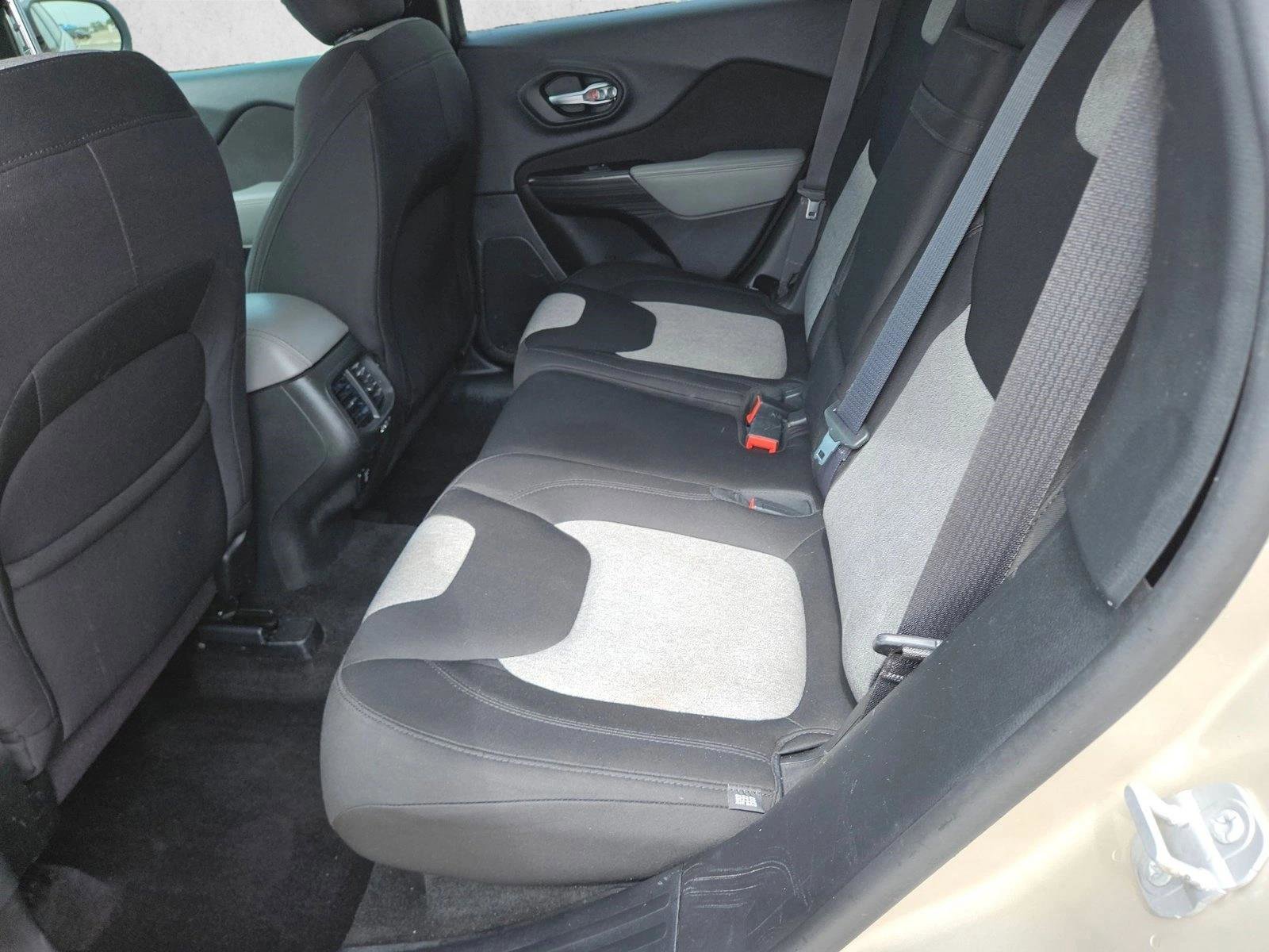 Used 2014 Jeep Cherokee Latitude w/ Comfort/Convenience Group FWD image 8