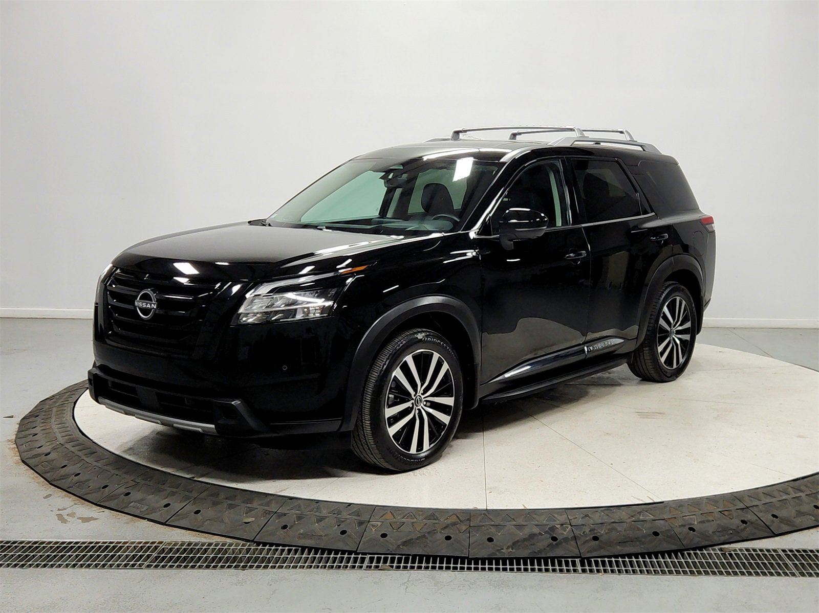Used 2024 Nissan Pathfinder Platinum w/ Lighting Package (N93) image 3