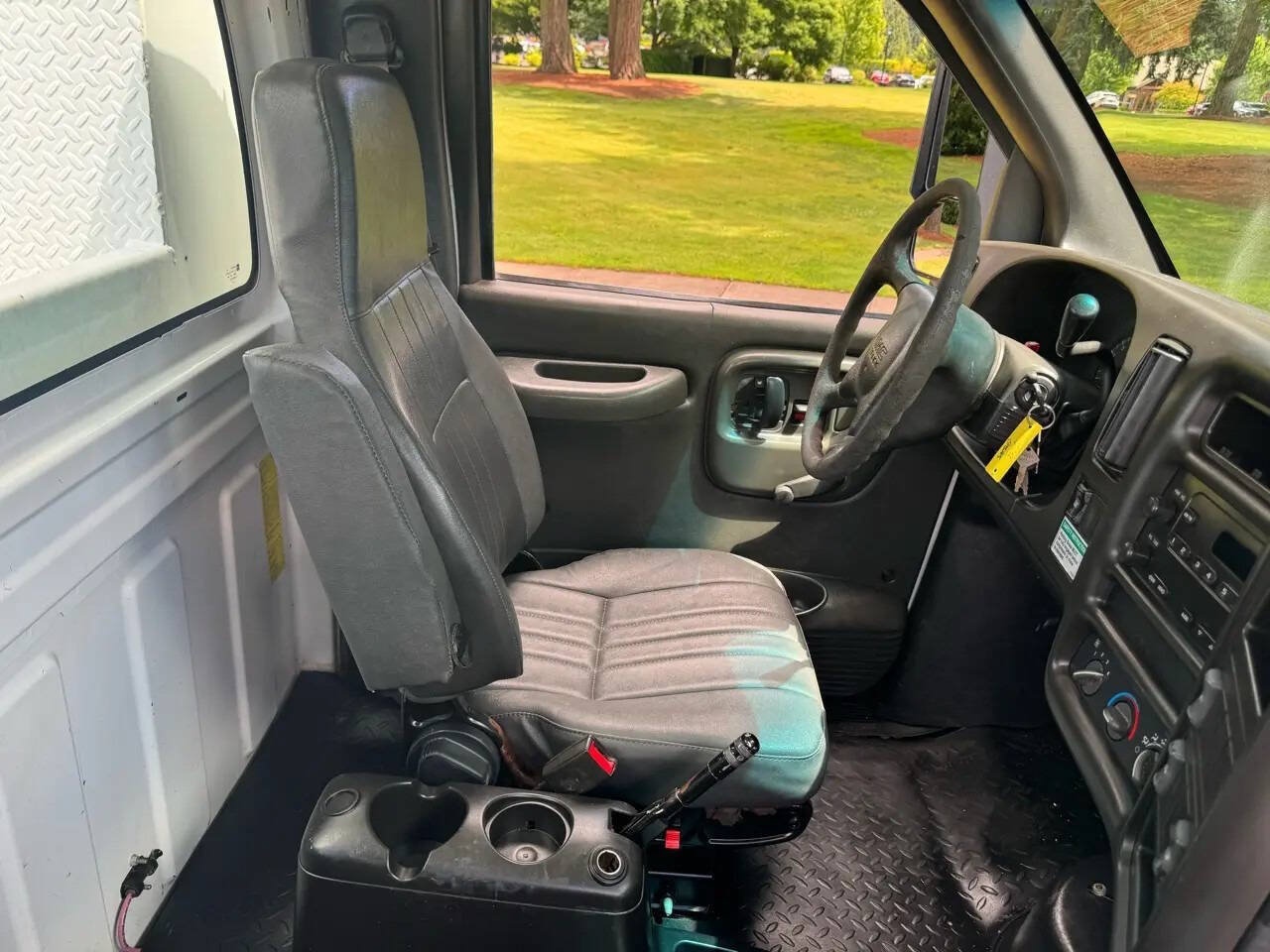 Used 2005 GMC TopKick C4500 2WD Regular Cab image 16