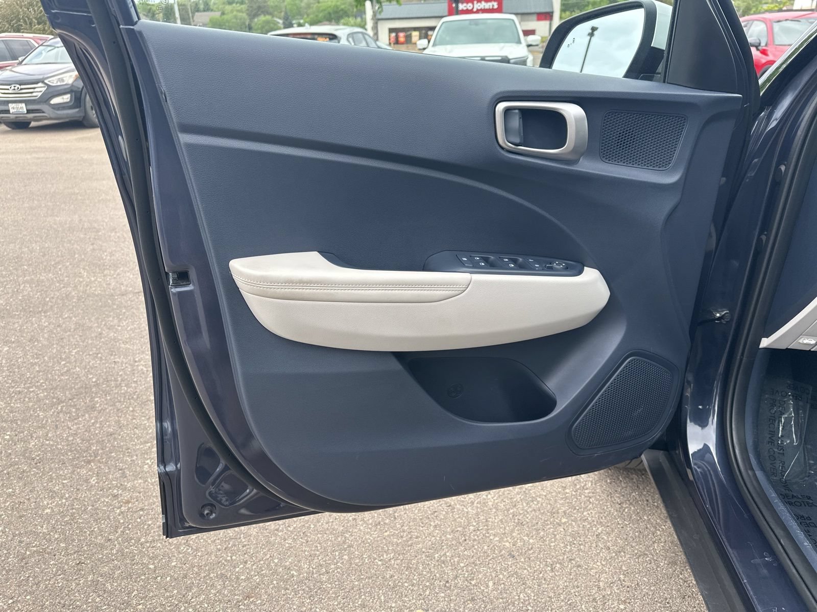 Used 2025 Hyundai Venue Limited FWD image 14