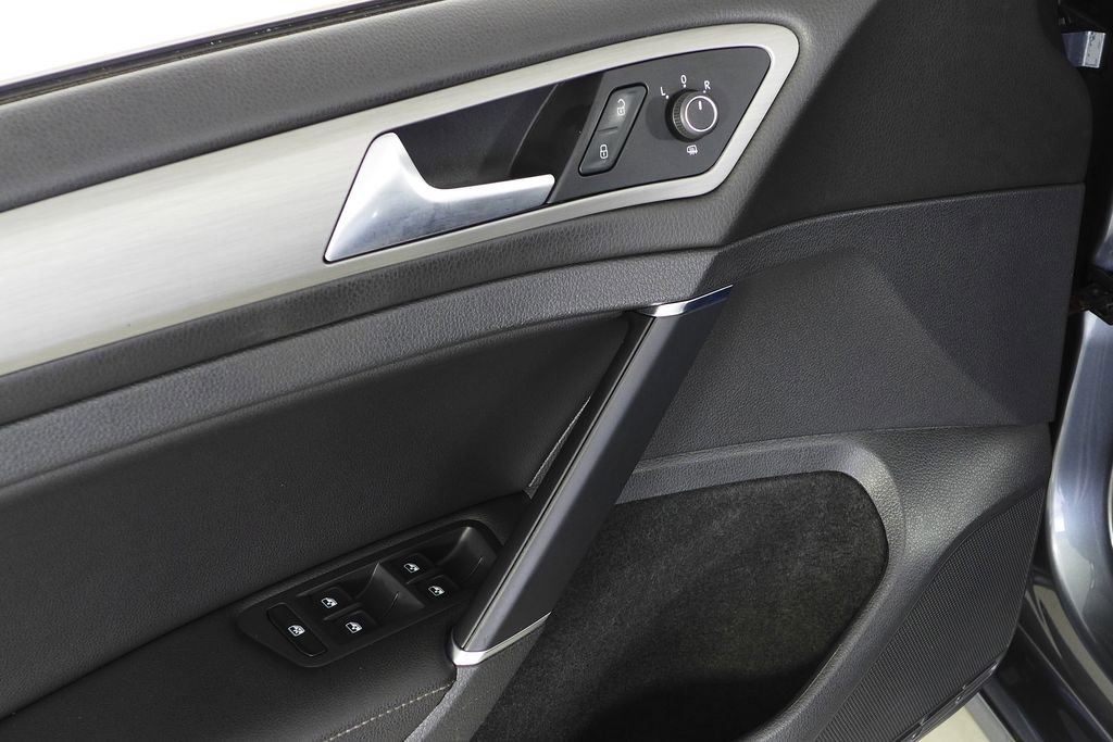 Used 2017 Volkswagen Golf S image 12