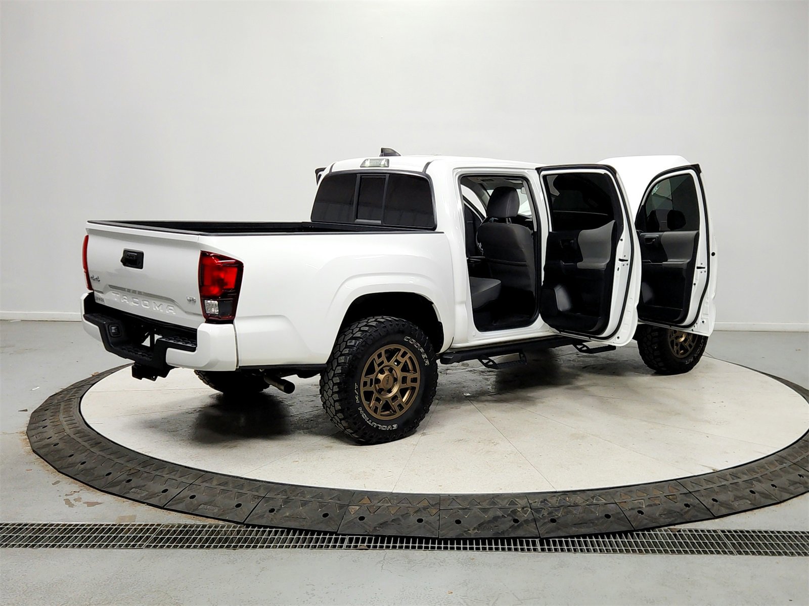 Used 2023 Toyota Tacoma SR image 15
