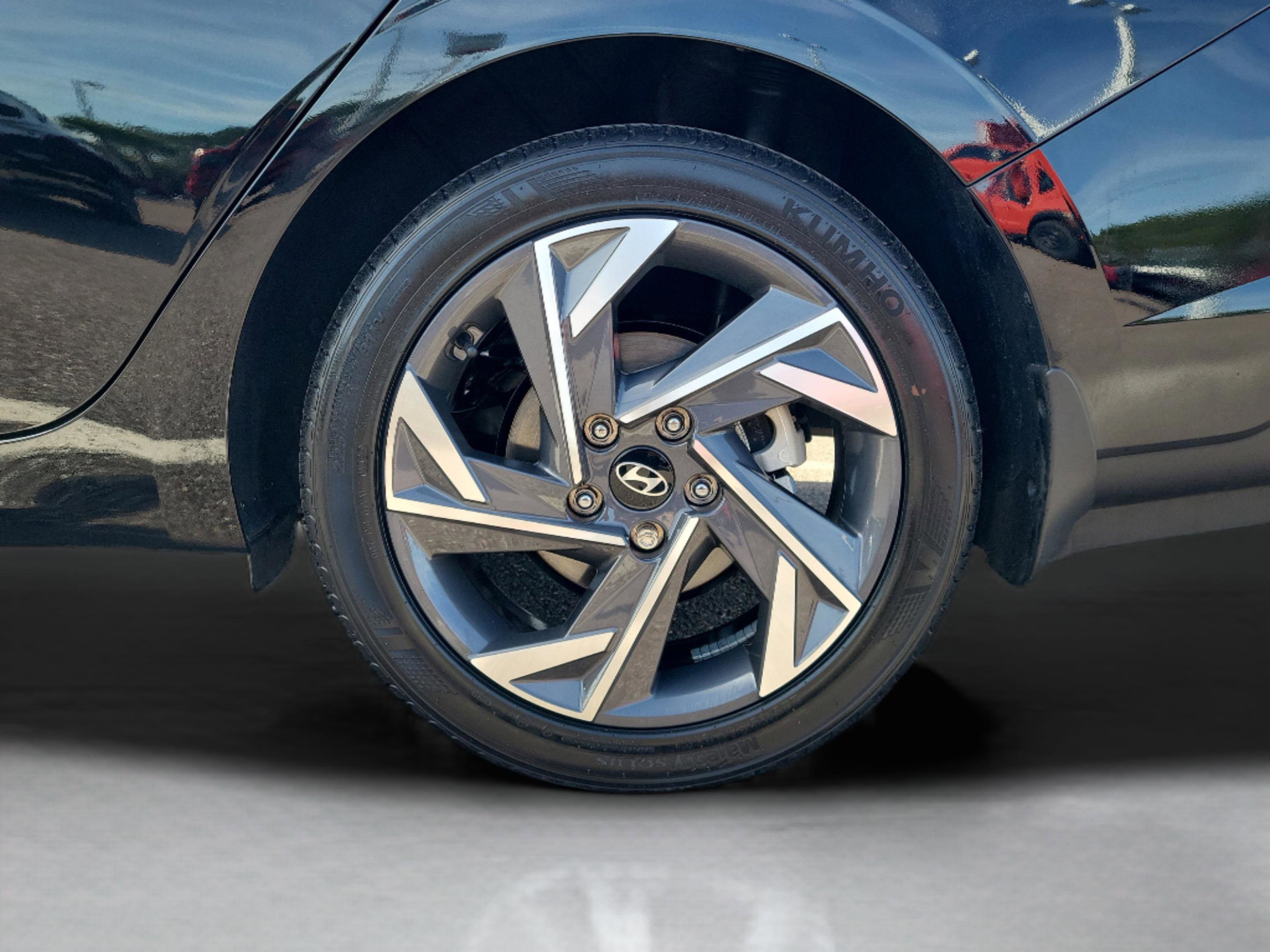 Used 2025 Hyundai Elantra Sport image 31