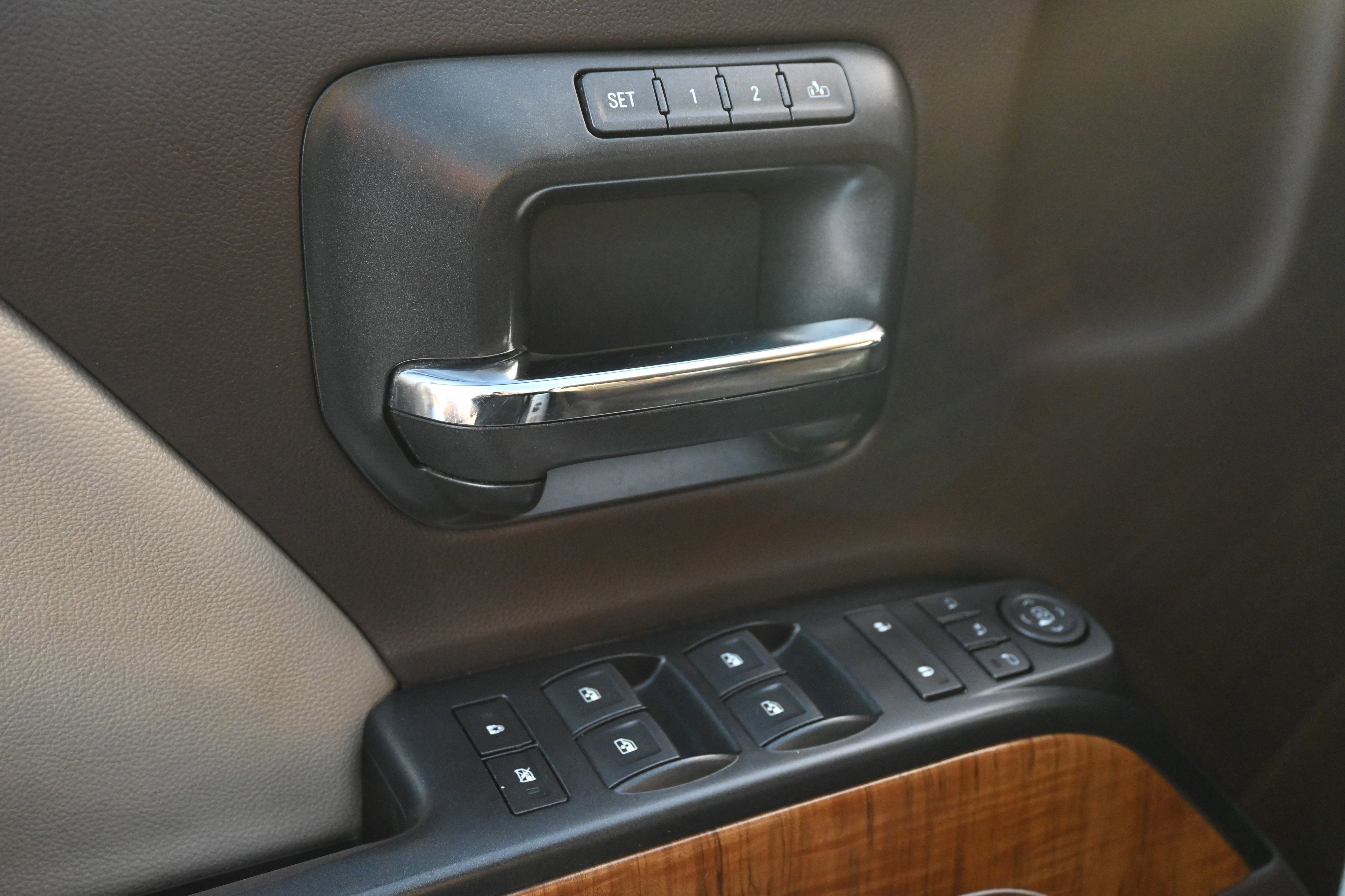 Used 2018 GMC Sierra 1500 SLT image 16