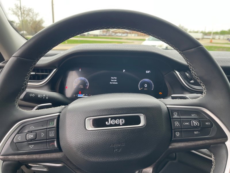 Used 2023 Jeep Grand Cherokee Limited image 10