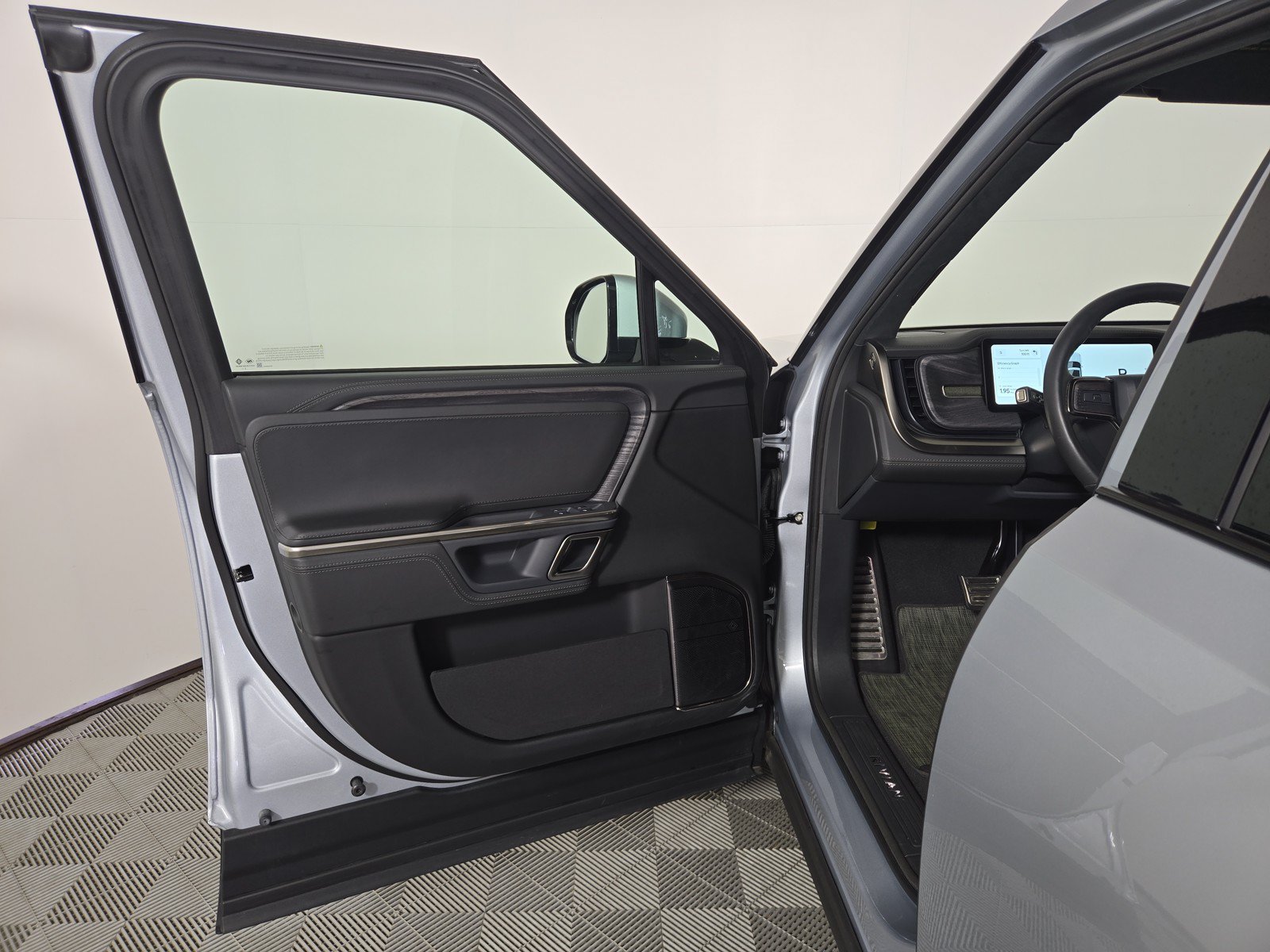 Used 2024 Rivian R1T Adventure AWD/4WD image 16