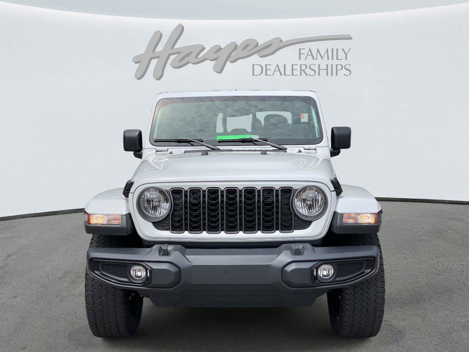 Used 2025 Jeep Gladiator Overland AWD/4WD image 9
