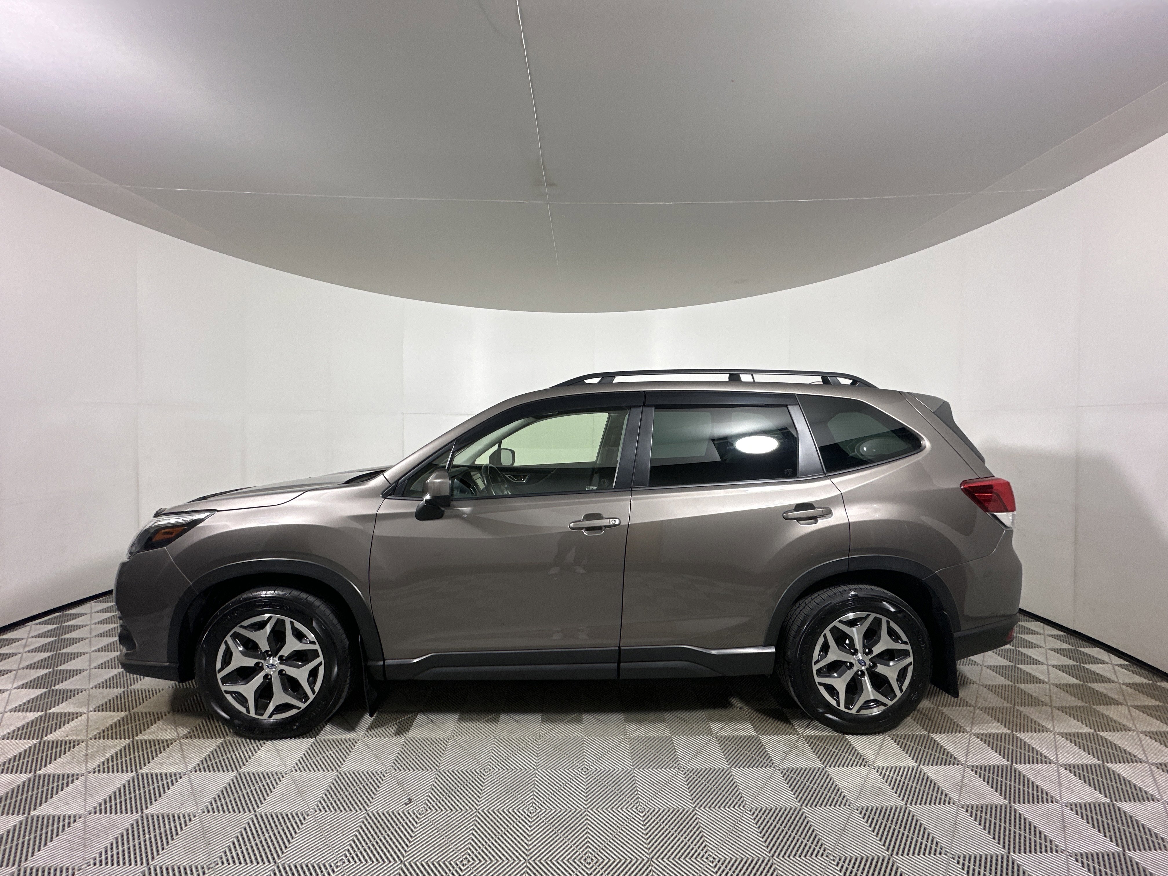 Used 2023 Subaru Forester Premium image 4
