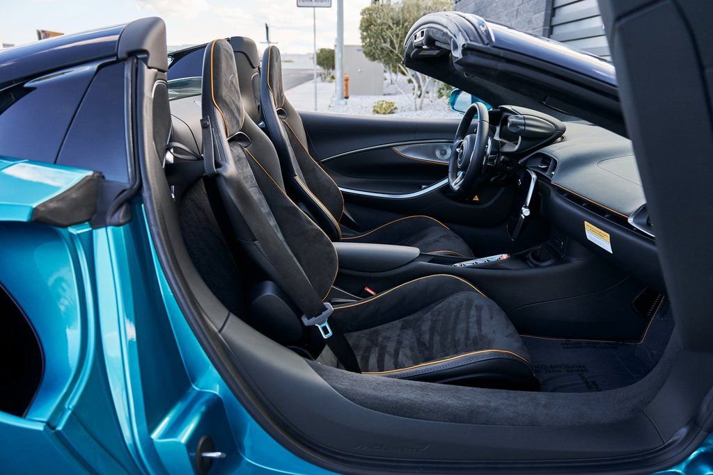 Used 2025 McLaren Artura Spider image 28