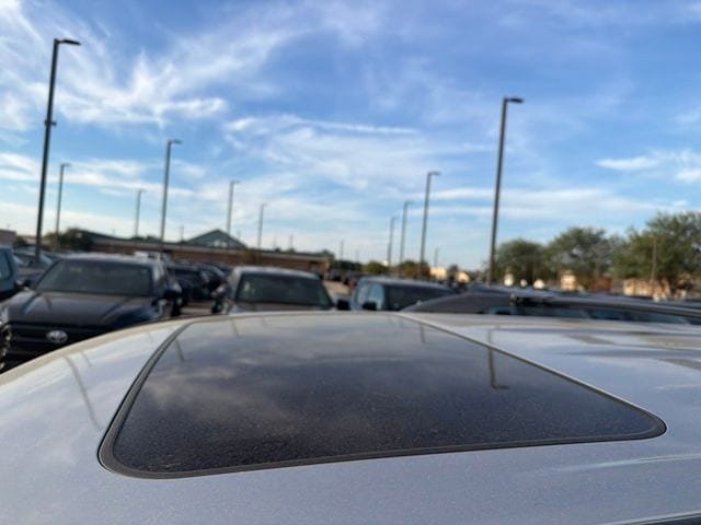 Used 2010 Lexus LX 570 4WD w/ Preferred Accessory Package image 4