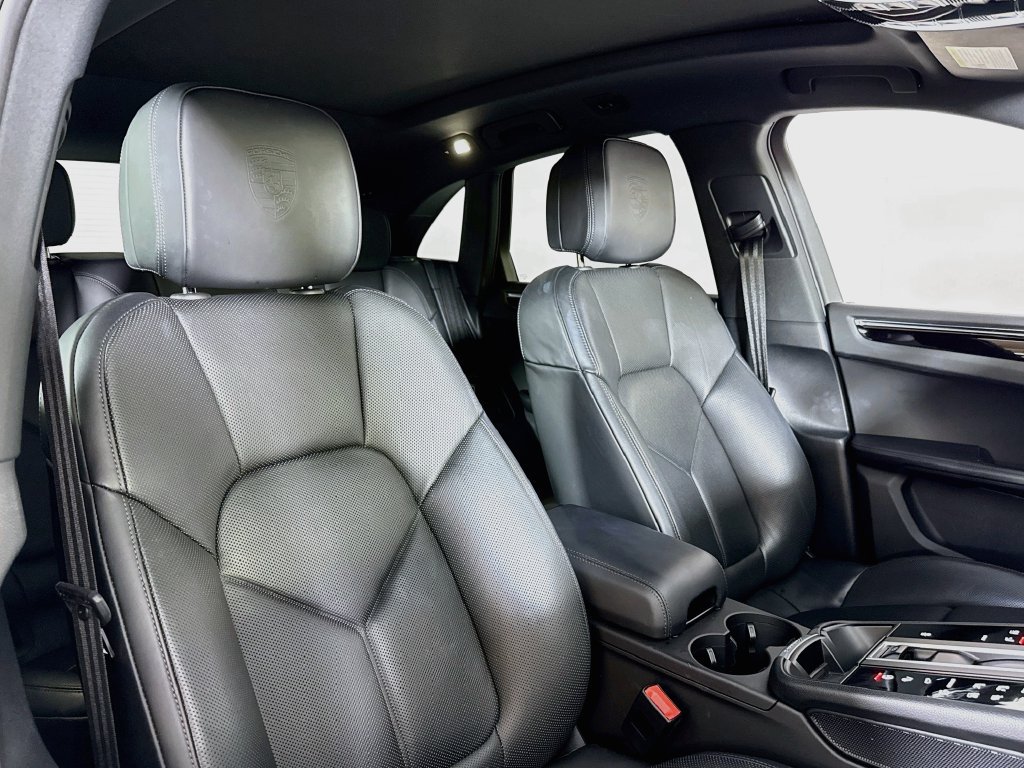Certified 2025 Porsche Macan AWD/4WD image 18