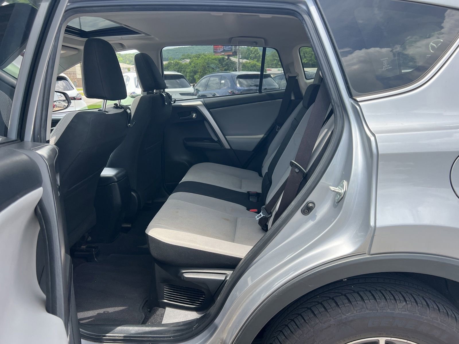 Used 2017 Toyota RAV4 XLE AWD/4WD image 27
